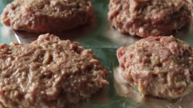 Çiğ et pirzolası pişirmeden önce folyonun üzerinde yatar..