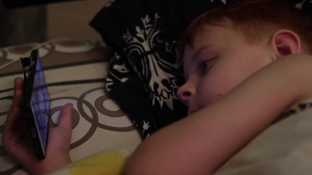 Genç Bir Çocuk Yatakta Yatar Gece Telefona Bakar — Stok video