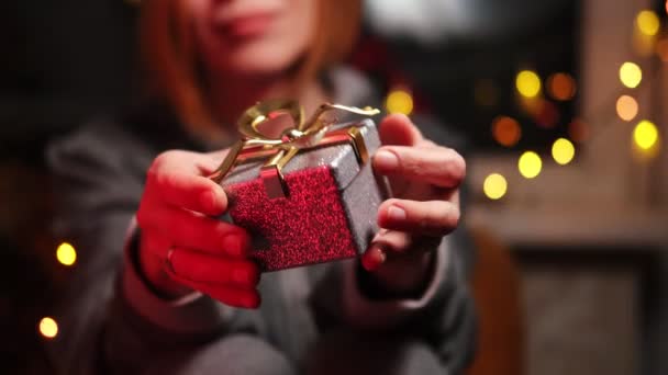 Gåva Upplyst Nyårsljus Kvinnliga Händer Närbild Jul Nyårspresent Koncept — Stockvideo