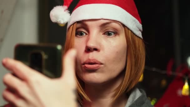 Žena Středního Věku Novoroční Čepici Usměje Komunikuje Prostřednictvím Videohovoru Telefonu — Stock video