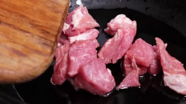 新鲜肉块放在热油锅里 — 图库视频影像