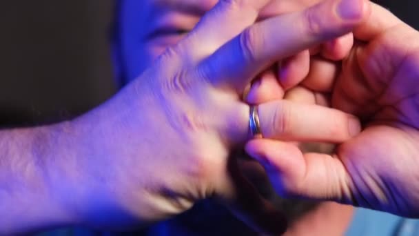 Férfi Megpróbálja Levenni Jegygyűrűjét Válás Fogalma — Stock videók