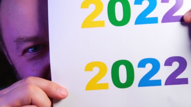 2022 Αριθμοί Ένα Φύλλο Χαρτί Από Πίσω Από Οποίο Ένας — Αρχείο Βίντεο