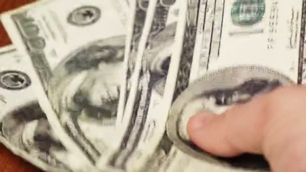 Männliche Hand Legt Hundert Dollar Scheine Großaufnahme Auf Den Tisch — Stockvideo