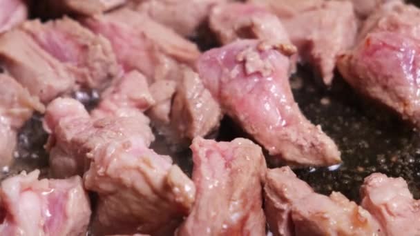Trozos Carne Fresca Fríen Una Sartén Con Mantequilla — Vídeos de Stock