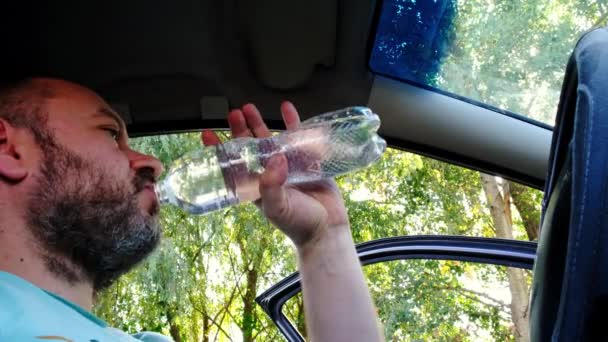 Homem Anos Sem Barba Bebe Água Uma Garrafa Carro Estacionado — Vídeo de Stock