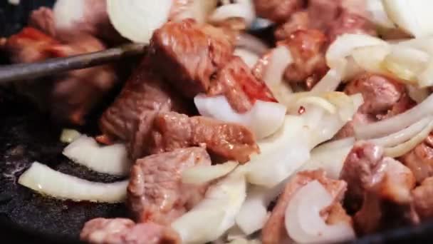 Cucinare Carne Maiale Con Cipolle Una Padella — Video Stock