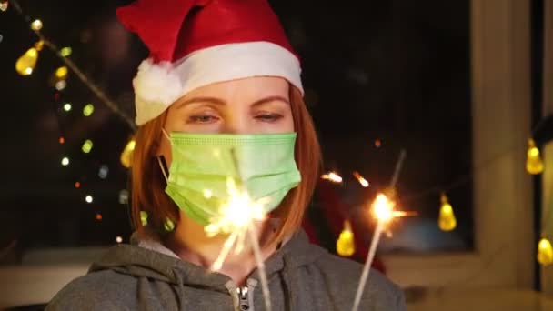 Nieuwjaar Coronavirus Concept Vrouw Met Medisch Masker Kerstmuts Met Sterretjes — Stockvideo