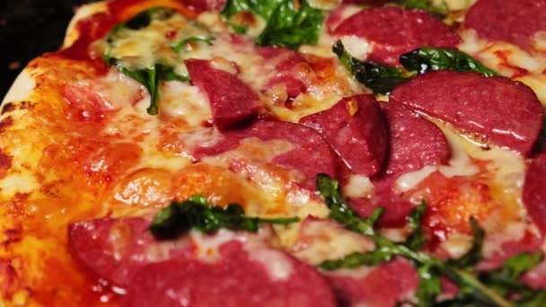 Heet Vers Bereide Pizza Met Worst Kruiden Close — Stockvideo