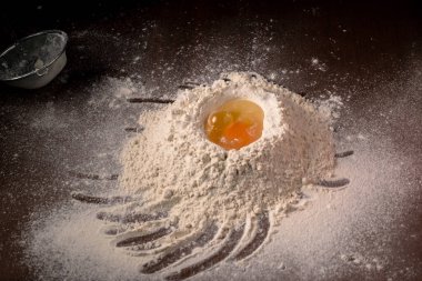 Masada yumurta olan un. Hamur hazırlığı..