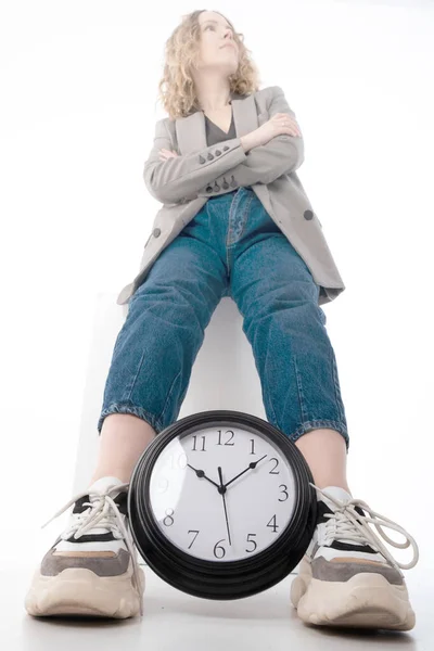 Концепция Срока Управление Временем Женщина Держит Между Ног Большие Часы — стоковое фото