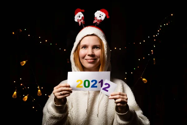 Женщина Улыбается Меняет 2021 Год 2022 Год Новогодней Шляпе Темноте — стоковое фото