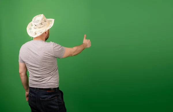 Hombre Mediana Edad Jardinero Agricultor Sombrero Señala Con Mano Lugar — Foto de Stock