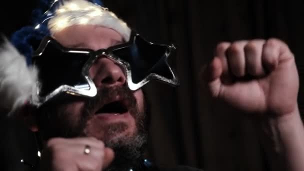 Noel Şapkalı Gözlüklü Sakallı Adam Karanlıkta Dans Ediyor — Stok video