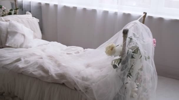 Beyaz Yastıklı Çiçekli Yatak — Stok video