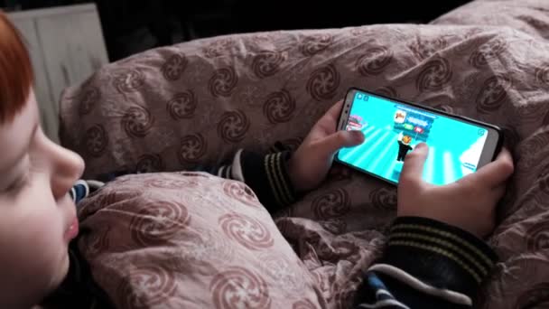 Kyiv Ukraine December 2021 Child Holds Mobile Phone Plays Game — Vídeo de Stock