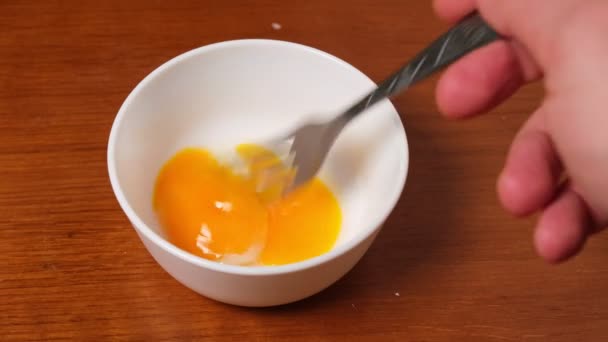 Ανακατέψτε Ένα Ωμό Αυγό Κοτόπουλου Πιρούνι Ένα Μπολ — Αρχείο Βίντεο