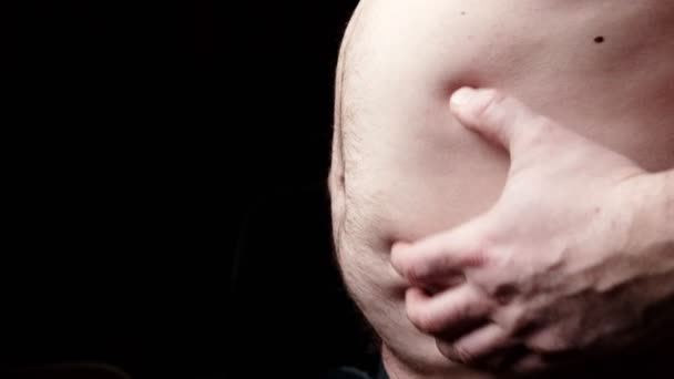 Dikke Buik Van Een Man Een Donkere Achtergrond Obesitas Gewichtsproblemen — Stockvideo
