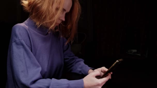 Μια Μεσήλικη Γυναίκα Δακτυλογραφεί Στο Τηλέφωνο Σκοτεινό Φόντο Online Επικοινωνία — Αρχείο Βίντεο