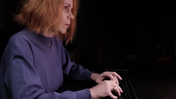 Uma Mulher Está Digitando Texto Teclado Computador Fundo Escuro Uma — Vídeo de Stock