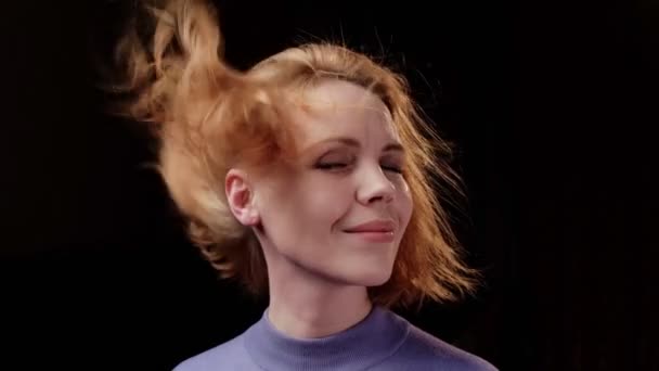 여성이 흐르는 머리카락을 가지고 있습니다 어두운 머리카락은 바람에 갑니다 행복하고 — 비디오
