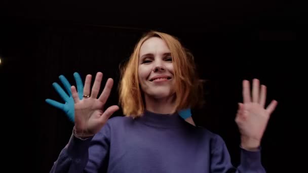 Γυναίκα Χορεύει Αφηρημένα Χέρια Λαστιχένια Γάντια Γυναίκα Κόκκινα Μαλλιά Και — Αρχείο Βίντεο