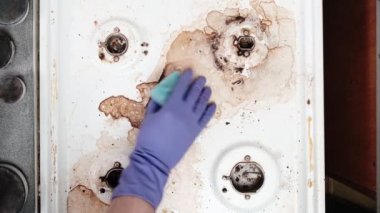 Gaz sobasını deterjanla yıkıyorum. Ocağın kirli yüzeyi yıkanabilir. Mutfağı temizliyorum..