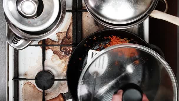 Cuisinière Sale Avec Ustensiles Main Masculine Ouvre Les Casseroles Avec — Video