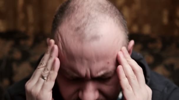Mannen Gnider Tinningarna Huvudet Skallig Man Huvudvärk Depression — Stockvideo
