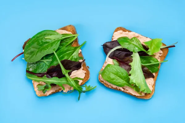 Sandwich Végétarien Toast Avec Une Tartinade Crémeuse Des Feuilles Salade — Photo