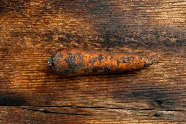 Dirty Carrot Wooden Background Top View — Foto Stock