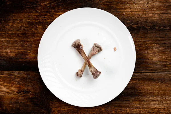 Hühnerknochen Auf Einem Weißen Teller Dunkler Holzhintergrund Ende Der Mahlzeit — Stockfoto