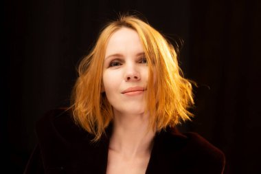 Esmer, çekici, kızıl saçlı bir kadının portresi. Orta yaşlı bir kadın, kırk yaşında. Mutlu yüz..