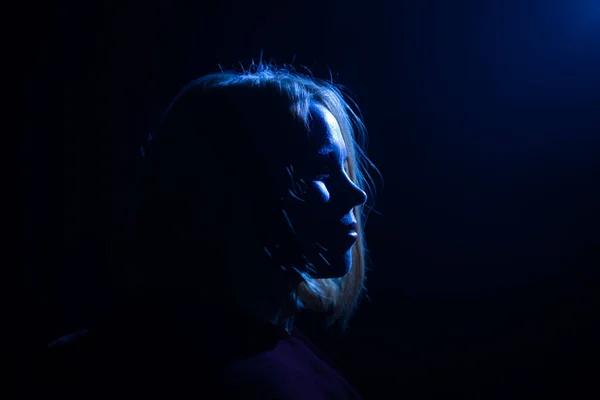 Silhouette Attractive Woman Portrait Blue Light Dark Background Side View — 图库照片
