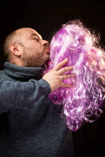 Man Kisses Long Pink Hair Wig Dark Background Happy Face — Stockfoto