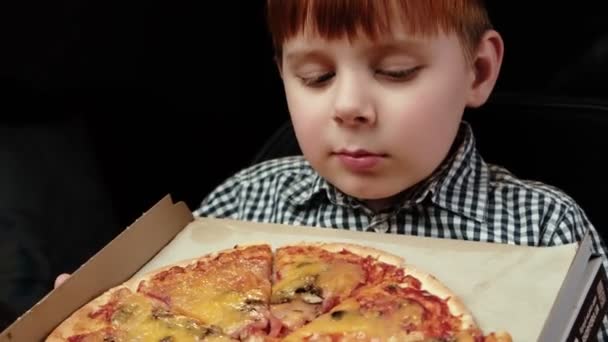 Chico Joven Con Fuerte Deseo Mira Pizza Niño Hambriento Realmente — Vídeo de stock