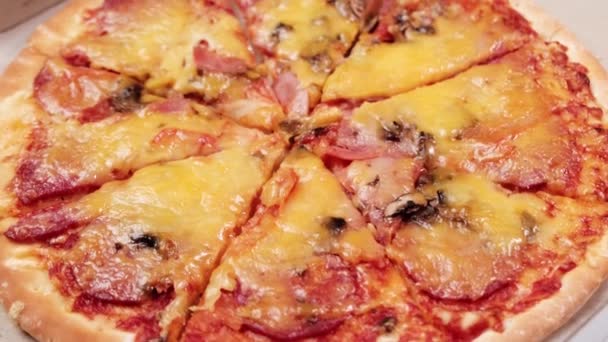 Close Pada Pizza Dalam Kotak Pizza Dengan Salami Dan Keju — Stok Video