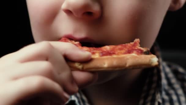 Мальчик Жует Пиццу Крупный План Рот Пицца Темный Фон Голод — стоковое видео