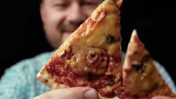 Närbild Två Pizzabitar Händerna Man Glädjen Mat Koncept — Stockvideo