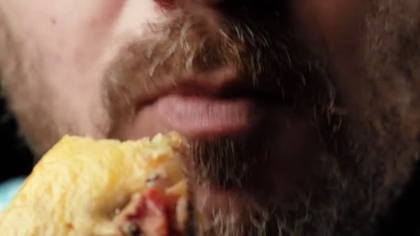 Человек Ест Кусочек Пиццы Крупный План Мужчина Усами Бородой Жует — стоковое видео