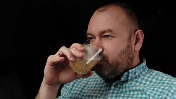 Man Drinkt Uit Een Glas Kauwt Een Man Van Middelbare — Stockvideo
