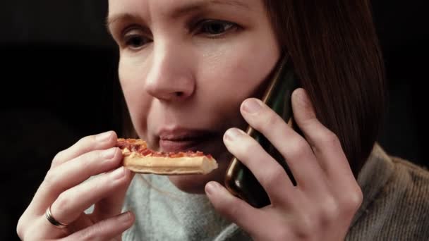 Женщина Ест Пиццу Разговаривает Телефону Женщина Средних Лет Лет Темный — стоковое видео
