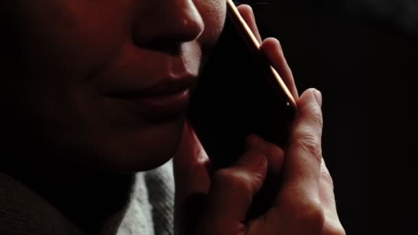 Femme Parle Téléphone Gros Plan Partie Inférieure Visage Fond Sombre — Video