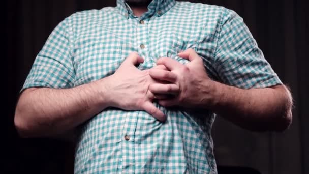 男の心の痛み 心臓発作 梗塞の概念 男は両手で心をつかむ — ストック動画