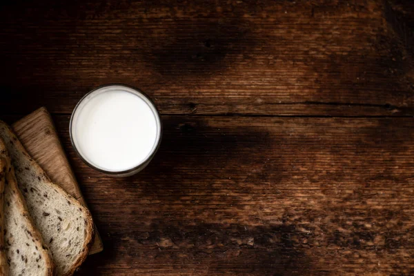 Een Vol Glas Melk Brood Achtergrond Wazig Donker Houten Achtergrond — Stockfoto