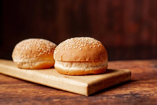 Hamburgery Sezamová Semínka Nahoře Dřevěné Pozadí Koncept Potravin — Stock fotografie