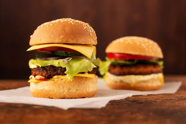 Dos Hamburguesas Sobre Fondo Madera Hamburguesa Grande Pequeña Día Hamburguesa —  Fotos de Stock