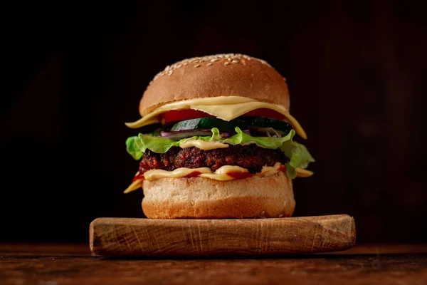 Гамбургер Булочкой Кунжутом Деревянный Фон Концепция Питания День Гамбургеров — стоковое фото