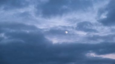 Akşam gökyüzünün manzarası, hava kararıyor. Zaman ayarlı. Güneş hareket eder ve bulutlar.