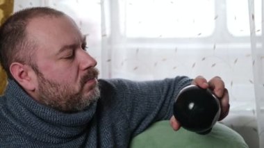 Bilardo tahmin topu. Orta yaşlı bir adam cevap arıyor. Top sekiz..